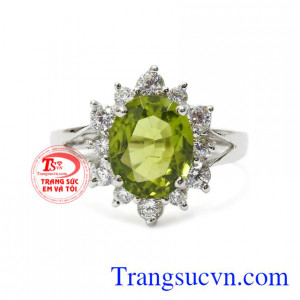 Nhẫn nữ bạc Peridot nữ tính không chỉ mang lại may mắn cho người đeo mà còn rất hợp thời trang.