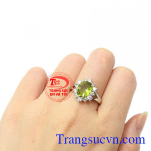 Nhẫn nữ bạc Peridot nữ tính là món quà lí tưởng để làm quà tặng.