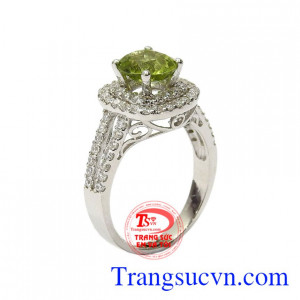 Nhẫn nữ bạc Peridot thanh tao được chạm khắc tinh xảo, hoa văn sắc nét.
