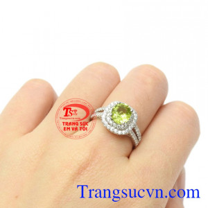 Nhẫn nữ bạc Peridot thanh tao đeo hợp thời trang, phong cách.