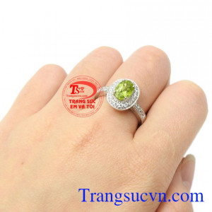Nhẫn nữ bạc Peridot thiên nhiên mang lại may mắn, đeo hợp thời trang.