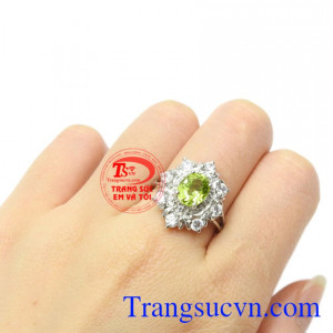 Nhẫn nữ bạc Peridot thịnh vượng, trang sức Em và Tôi đảm bảo về chất lượng sản phẩm.