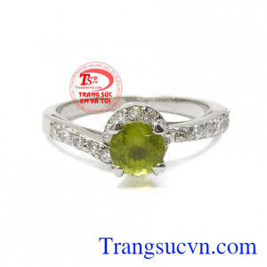 Peridot là viên đá may mắn cho những người sinh tháng 8, phù hợp cho những người mang mệnh Mộc và Hỏa. Nhẫn nữ bạc Peridot