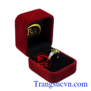 Nhẫn nữ bạc Peridot tinh tế xinh xắn.