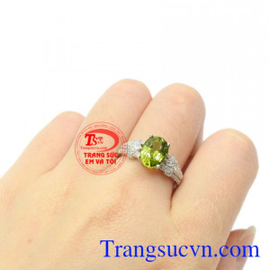 Nhẫn nữ bạc Peridot tinh tế có giấy kiểm định uy tín, đảm bảo chất lượng.