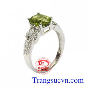 Nhẫn nữ bạc Peridot tinh tế được thiết kế vô cùng tỉ mỉ, màu sắc bắt mắt, sáng bóng.