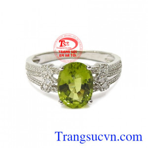 Nhẫn nữ bạc Peridot tinh tế mang lại vẻ đẹp mỹ miều, kiêu sa cho người đeo.