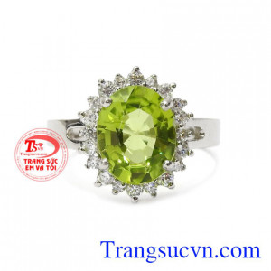 Nhẫn nữ bạc Peridot trang nhã sẽ là sự lựa chọn đầy ý nghĩa để dành tặng cho người thương vào những dịp lễ tết.