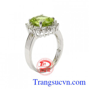 Nhẫn nữ bạc Peridot trang nhã có giấy kiểm định từ trung tâm kiểm định uy tín.