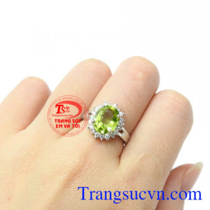 Nhẫn nữ bạc Peridot trang nhã tinh tế.
