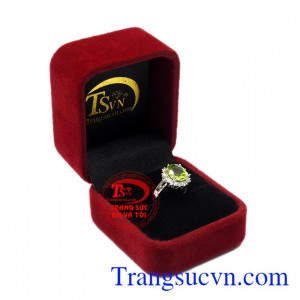 Nhẫn nữ bạc Peridot trang nhã, thanh tú.
