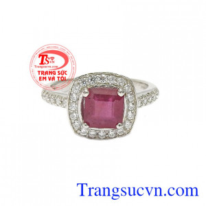 Nhẫn nữ bạc ruby kiêu sa được thiết kế vô cùng sành điệu và hợp thời trang.