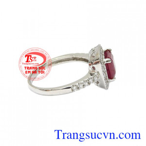 Kiểu dáng trẻ trung, phong cách giúp người đeo dễ dàng kết hợp cùng nhiều kiểu trang phục. Nhẫn nữ bạc ruby kiêu sa