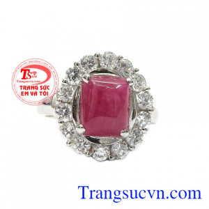 Nhẫn nữ bạc ruby quý phái được thiết kế với phong cách sang trọng và tinh tế. 