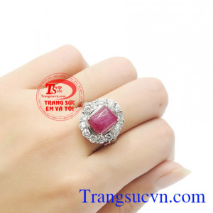 Chiếc nhẫn ruby không chỉ giúp tôn lên vẻ đẹp của người dùng còn mang lại may mắn, khéo léo và thành công. Nhẫn nữ bạc ruby quý phái