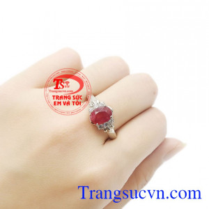Sản phẩm vừa mang tác dụng làm đẹp, bảo vệ sức khỏe và còn mang lại sự may mắn. Nhẫn nữ bạc ruby kiêu sa