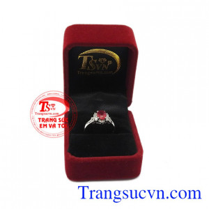 Nhẫn nữ bạc ruby kiêu sa là món quà không ai có thể chối từ. 