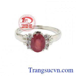 Nhẫn nữ bạc ruby kiêu sa là sự kết hợp hoàn hảo từ đá ruby thiên nhiên và bạc. 