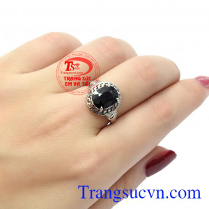 Mang vẻ đẹp hoàn hảo, đá Sapphire được coi là biểu tượng của sự toàn vẹn, mang lại hiệu quả tối ưu,Nhẫn nữ bạc Sapphire cá tính