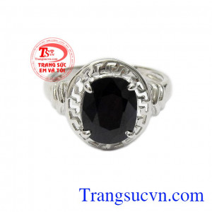 Với thiết kế đơn giản, tinh tế nhưng vẫn toát lên vẻ cá tính,Nhẫn nữ bạc Sapphire cá tính