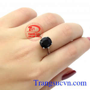 Sapphire còn là người bảo vệ cho tình yêu, làm tăng lòng thủy chung, sự chân thật, chống lại những điều gian trá,Nhẫn nữ bạc Sapphire độc đáo