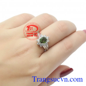 Một số loại đá Sapphire còn có khả năng đem lại trí tuệ và tri thức, chúng giúp các nhà khoa học nhận được những tri thức từ các nền văn minh cổ đại khi đang mơ hoặc đang thiền,Nhẫn nữ bạc Sapphire quý phái