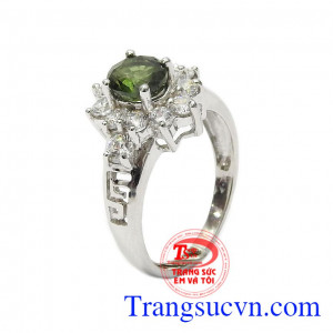 Nhẫn nữ bạc Sapphire quý phái là sản phẩm đá Sapphire có năng lực cảm thụ, giúp giảm huyết áp, chống mất ngủ, đau lưng hiệu quả,Nhẫn nữ bạc Sapphire quý phái