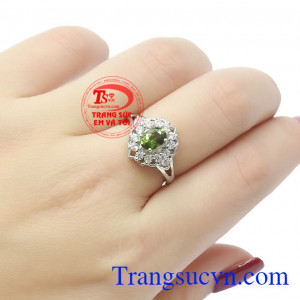 Với thiết kế tinh xảo dễ dàng cho phái nữ kết hợp cùng nhiều loại trang phục khác nhau,Nhẫn nữ bạc Sapphire sang trọng