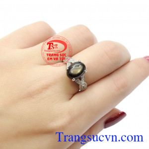 Theo thuyết ngũ hành, đá Sapphire là bùa may mắn cho những người mệnh Mộc, mệnh Thủy,Nhẫn nữ bạc Sapphire sao