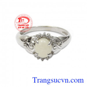 Sapphire đem lại cho chủ nhân sự khôn ngoan, kiến thức và sự hiểu biết về công lý,Nhẫn nữ bạc Sapphire trắng
