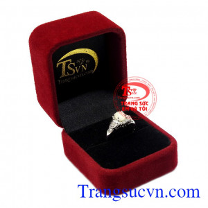 Với tình yêu, Sapphire là lời thề nguyền thuỷ chung, niềm tin và hy vọng trong một cuộc tình,Nhẫn nữ bạc Sapphire trắng