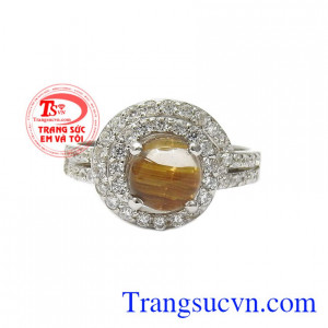 Nhẫn nữ bạc thạch anh tóc ấn tượng là sự kết hợp hài hòa giữa đá thạch anh tóc và bạc 92.5. 