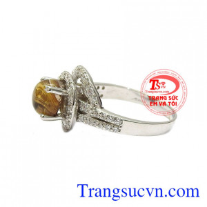 Kiểu dáng sang trọng, tinh tế giúp tôn vinh nét đẹp của chủ nhân. Nhẫn nữ bạc thạch anh tóc ấn tượng