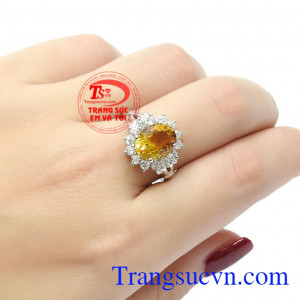 Năng lượng của đá thạch anh tỏa ra tựa như những tia nắng mặt trời sẽ giúp kích thích não bộ, nâng cao khả năng tập trung cũng như tăng cường các giác quan,Nhẫn nữ bạc thạch anh vàng an khang