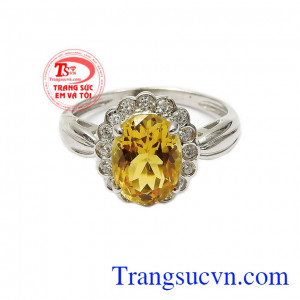 Với kiểu dáng bắt mắt, hợp thời trang cùng điểm nhấn là viên đá thạch anh vàng chính giữa bao quanh là những viên đá kết cz làm tăng vẻ nổi bật cho sản phẩm,Nhẫn nữ bạc thạch anh vàng nữ tính