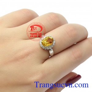 Theo nghiên cứu của một số nhà trị liệu học thì thạch anh vàng có tác dụng chữa bệnh,Nhẫn nữ bạc thạch anh vàng nữ tính