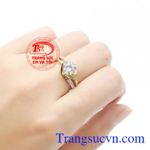 Sản phẩm chế tác từ vàng tây 18k bền đẹp, sáng bóng. Nhẫn nữ vàng màu lấp lánh