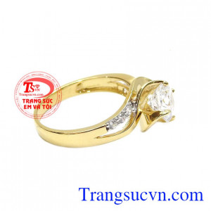 Các đường nét mềm mại, kết hợp cùng các viên đá cz nhỏ xinh giúp cho đôi tay của người đeo thêm dịu dàng hơn. Nhẫn nữ vàng màu lấp lánh