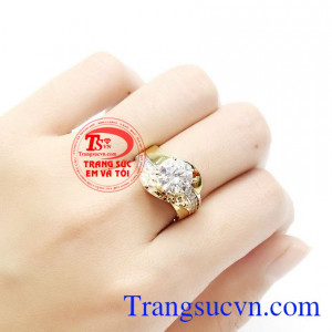 Sản phẩm chế tác từ vàng 18k sáng bóng, bền đẹp. Nhẫn nữ vàng màu quý phái
