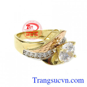 Thiết kế sang trọng, quyến rũ giúp dôi tay phụ nữ càng thêm sức hút hơn. Nhẫn nữ vàng màu quý phái