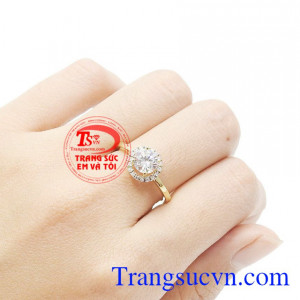 Chiếc nhẫn tinh tế thích hợp cho mọi trang phục, có thể làm quà tặng trong những dịp đặc biệt. Nhẫn nữ vàng màu tinh tế