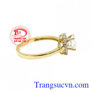 Thiết kế nhẹ nhàng làm tôn lên vẻ đẹp nữ tính của người phụ nữ. Nhẫn nữ vàng màu tinh tế