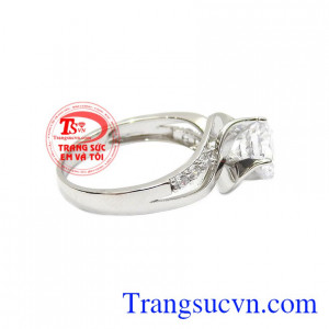 Sản phẩm thích hợp với nhiều trang phục. Nhẫn nữ vàng trắng cuốn hút