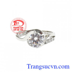 Nhẫn nữ vàng trắng cuốn hút chế tác từ vàng trắng 18k kết hợp cùng đá cz tạo lên một sản phẩm hoàn hảo. 
