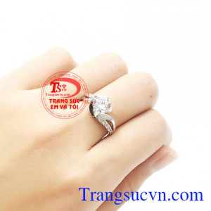Thích hợp làm quà tặng cho người phụ nữ mà bạn yêu thương. Nhẫn nữ vàng trắng cuốn hút