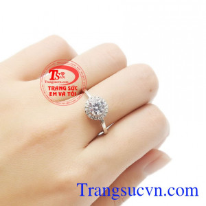 Sản phẩm là gợi ý tuyệt vời cho các chị em phụ nữ. Nhẫn nữ vàng trắng kiêu kỳ