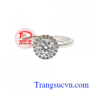 Nhẫn nữ vàng trắng kiêu kỳ được chế tác từ vàng trắng 18k và đá cz lấp lánh. 