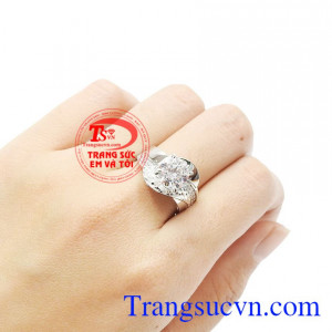 Vàng trắng kết hợp cùng đá cz càng lấp lánh và ấn tượng hơn. Nhẫn nữ vàng trắng quyến rũ