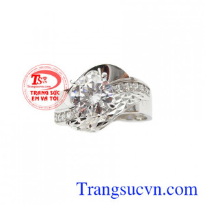 Nhẫn nữ vàng trắng quyến rũ mang thiết kế sang trọng, quý phái.