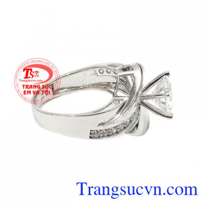 Các đường nét kết hợp hài hòa mang lại vẻ đẹp kiêu sa cho người dùng. Nhẫn nữ vàng trắng quyến rũ